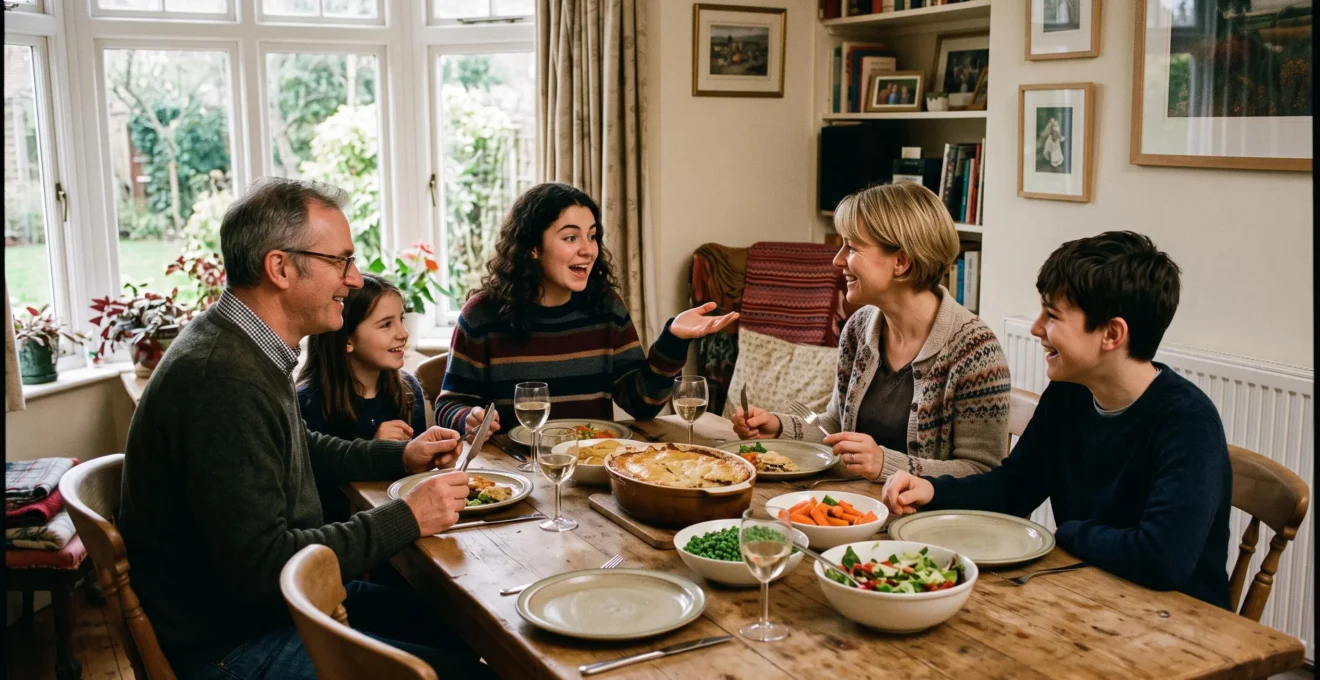 Un adolescent échange avec une famille d'accueil anglaise autour d'une table lors d'un repas dans une maison chaleureuse.